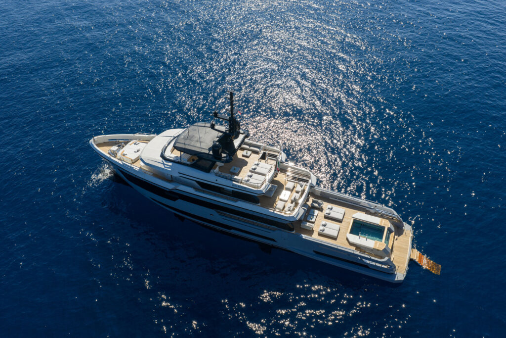 New Columbus Crossover 42 M M/Y Big Naan